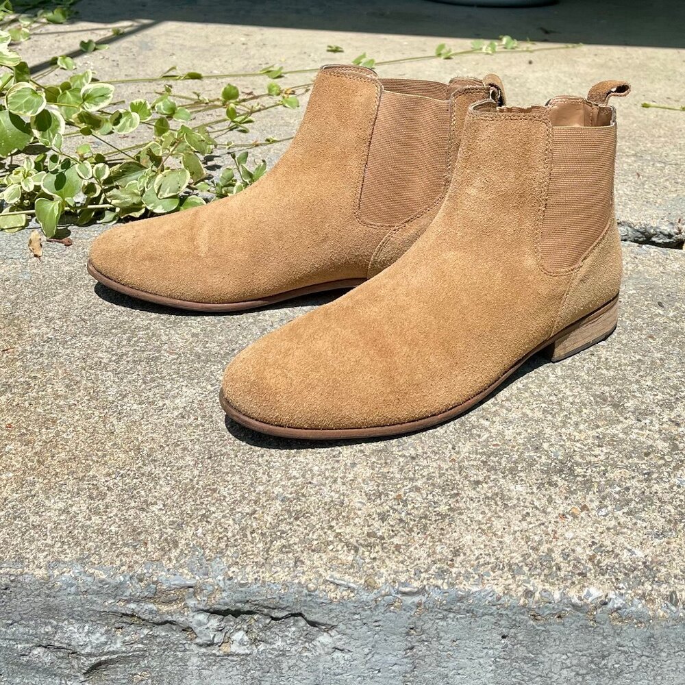 Urban Outfitters Suede Chelsea Boots – Genuine Suede, Sleek Silhouette (Men’s 11
